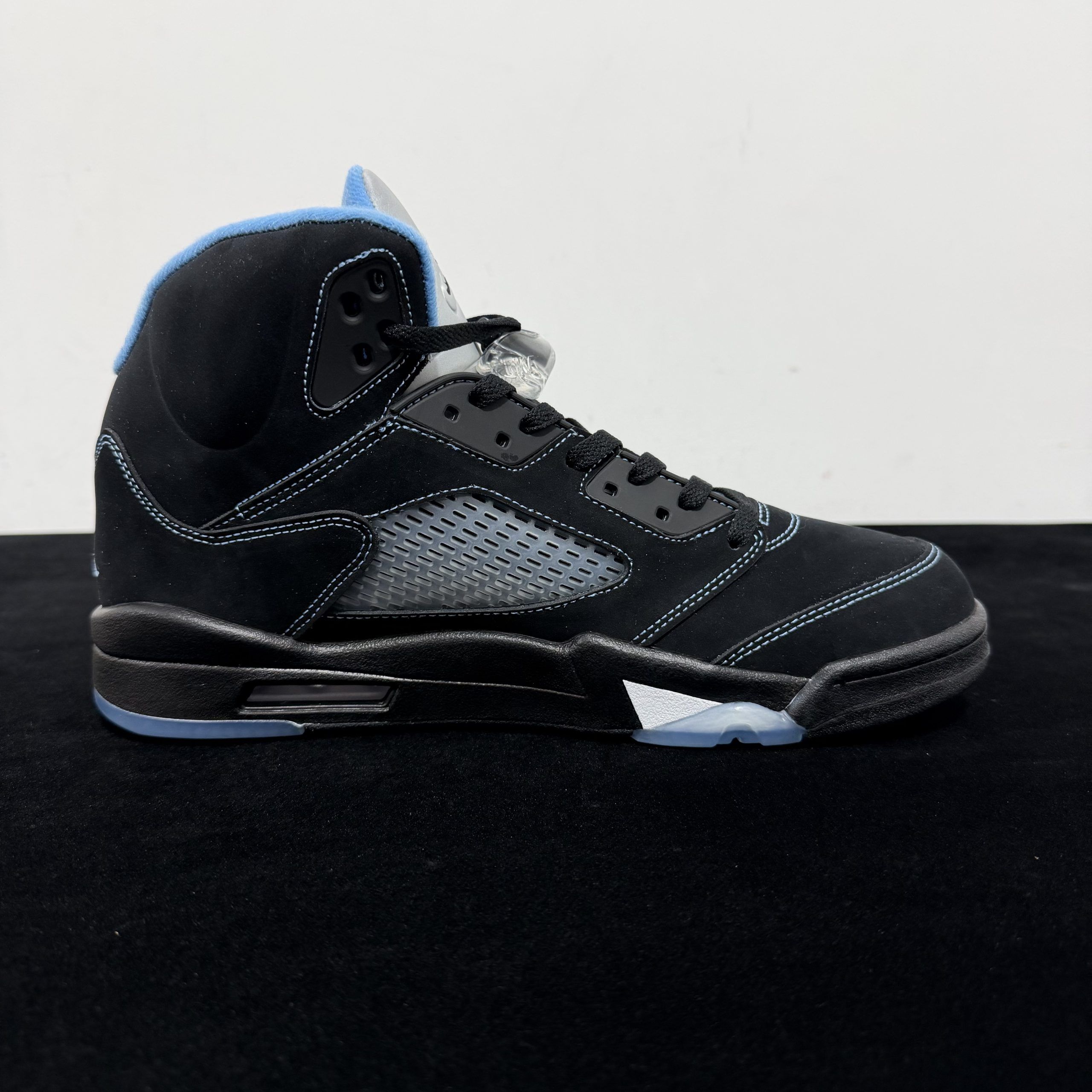 Air Jordan 5 "Black/University Blue" (2026) - 2 of 6